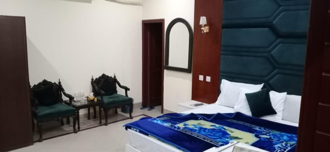 Hotel Pak Continental Мултан Экстерьер фото