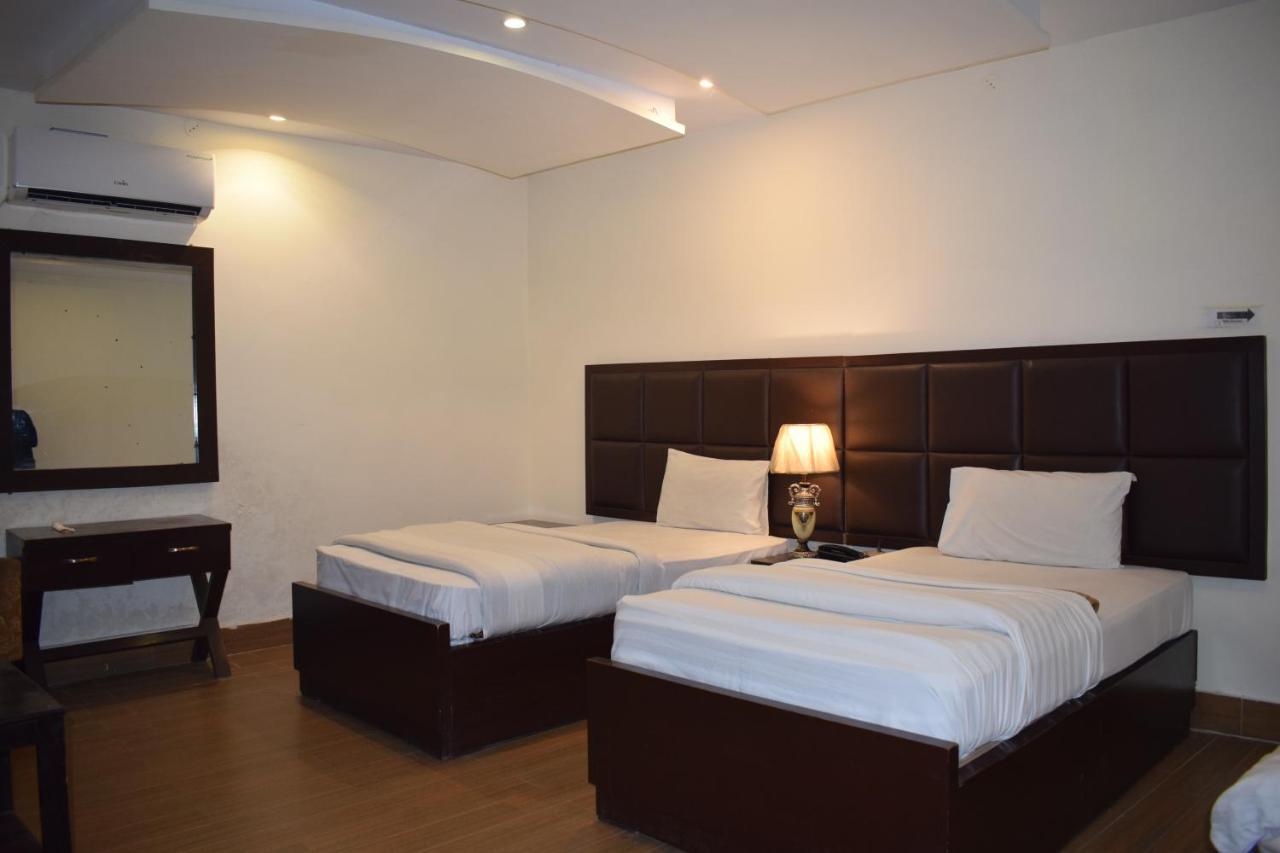 Hotel Pak Continental Мултан Экстерьер фото
