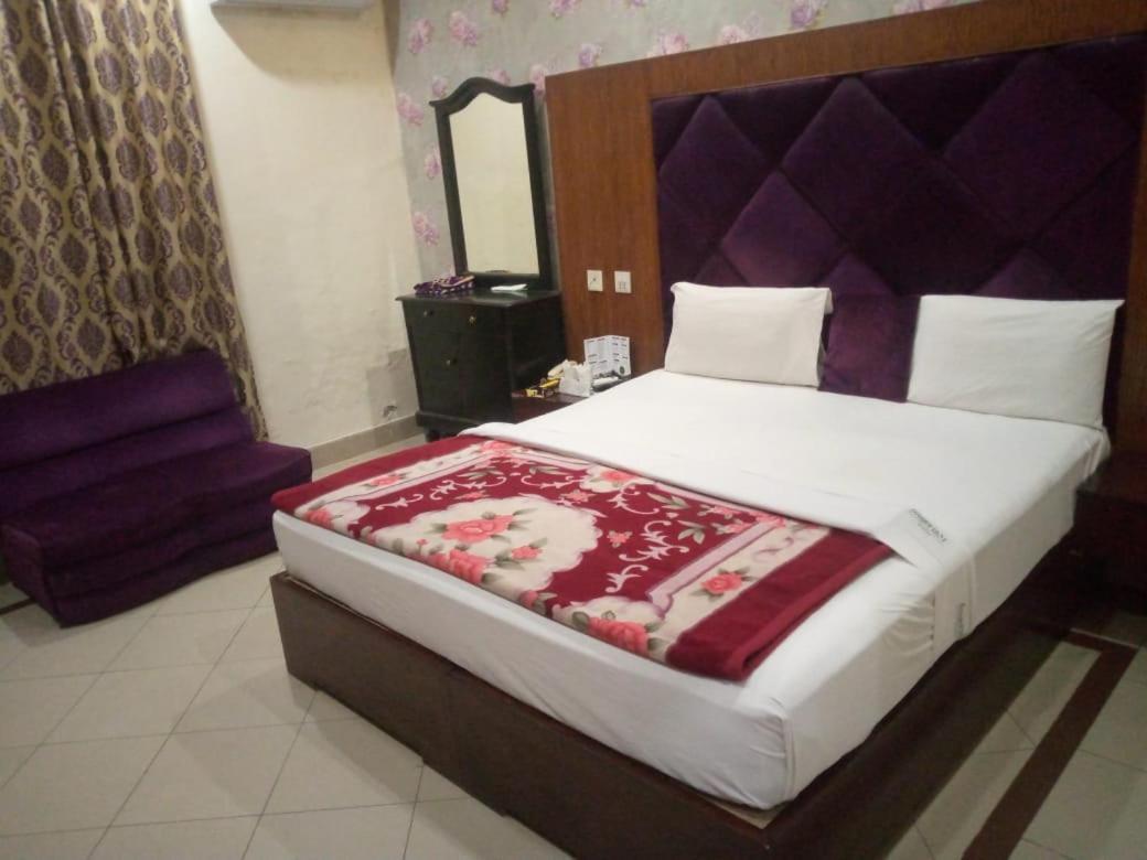 Hotel Pak Continental Мултан Экстерьер фото