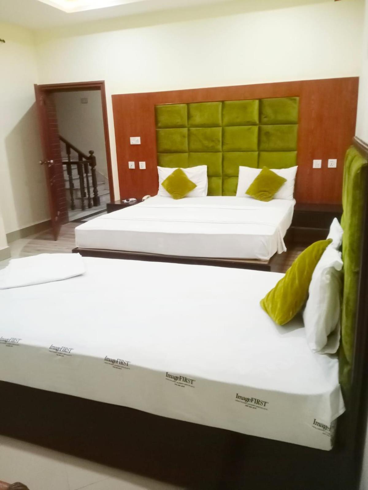 Hotel Pak Continental Мултан Экстерьер фото