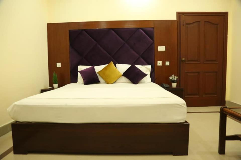 Hotel Pak Continental Мултан Экстерьер фото
