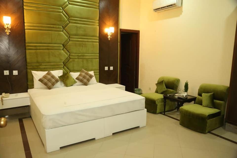 Hotel Pak Continental Мултан Экстерьер фото